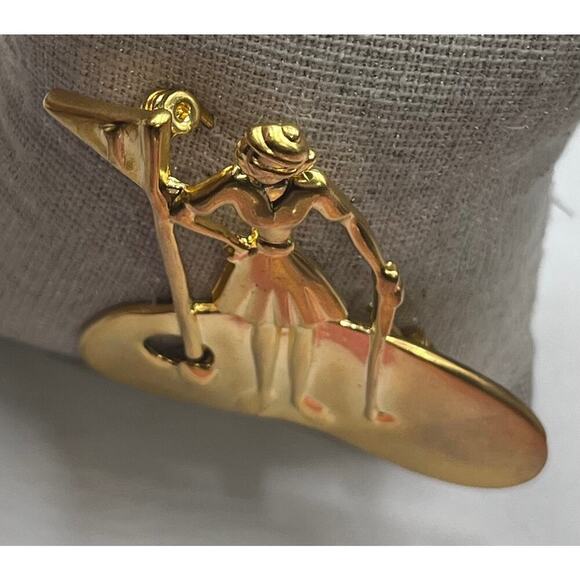 Lady Golfer Pin/Brooch Vintage, Gold Bezel, Shiny Gold Lady Golfer, CAJC Design - Picture 6 of 10